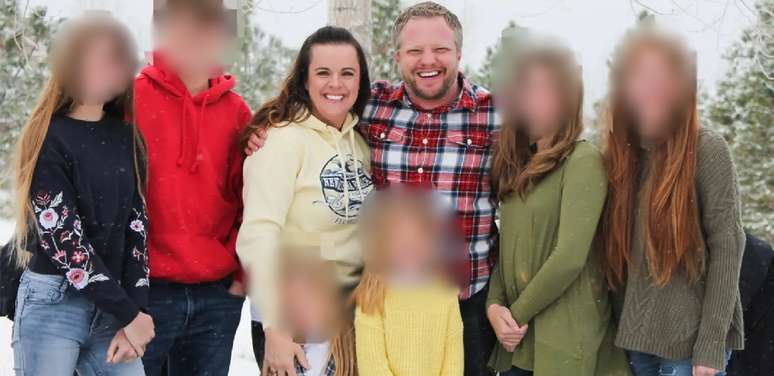 Na foto a vítima, Angela Craig, ao lado do marido, suspeito pelo crime, e os seis filhos do casal