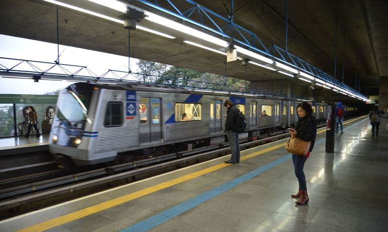 Metroviários paralizaram atividades no início desta quinta-feira (23)