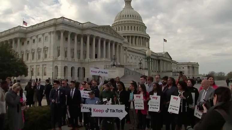 Usuários do TikTok protestaram no Congresso dos EUA nesta quarta-feira (22)