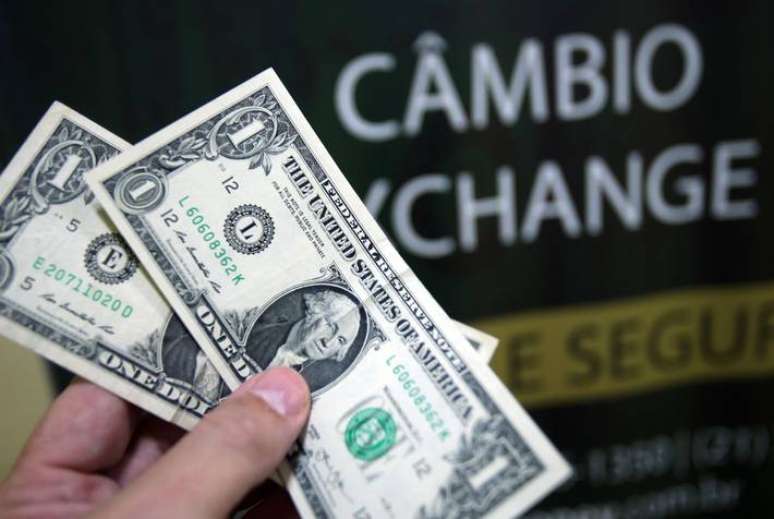 Dólar caiu para R$ 5,25