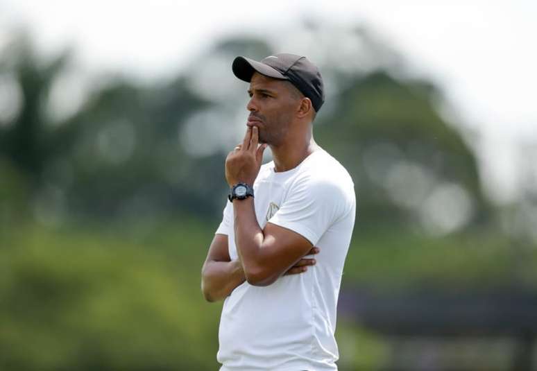 Lázaro observando a equipe durante jogo-treino (Foto: Rodrigo Coca/Agência Corinthians)