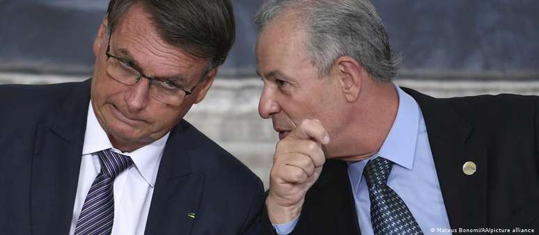 Ex-presidente Jair Bolsonaro conversa com o ex-ministro de Minas e Energia Bento Albuquerque