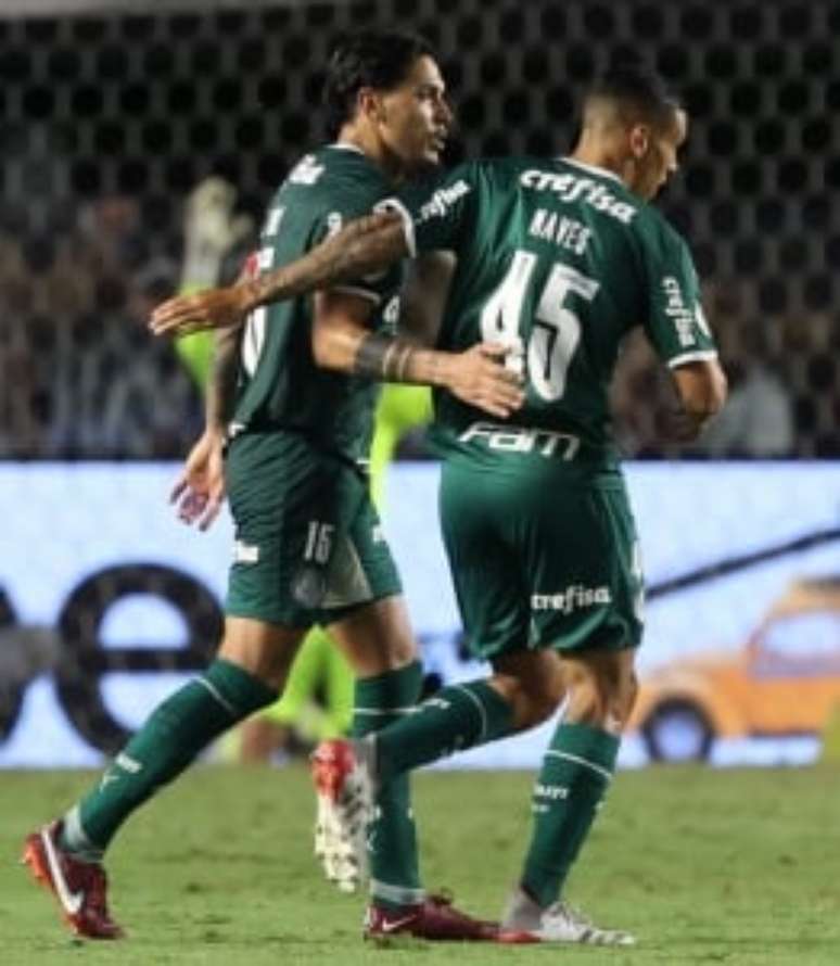 Naves formou zaga do Palmeiras com o capitão Gómez contra o Santos, em 2022 (Foto: Cesar Greco)