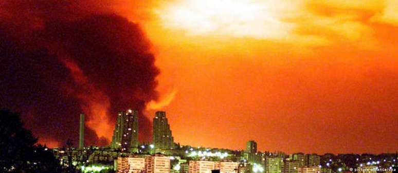 Bombas da Otan sobre Belgrado, em 18/04/1999