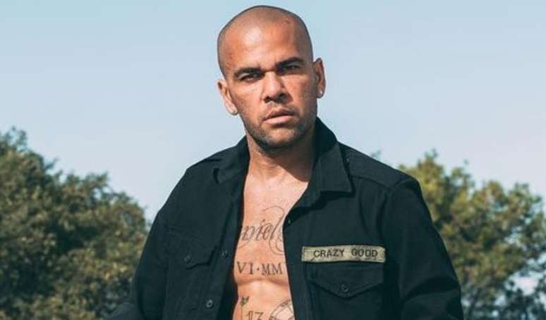 Daniel Alves participa de esquema na prisão.