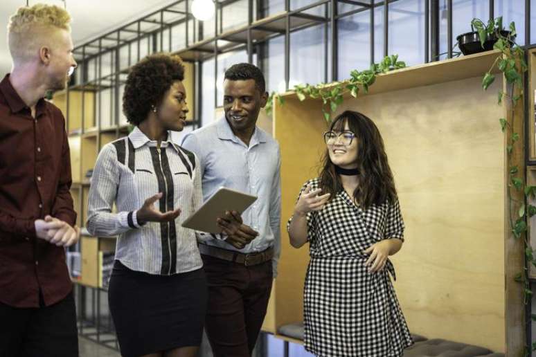 A forma&ccedil;&atilde;o de redes &eacute; importante para os profissionais n&atilde;o brancos, mas as conex&otilde;es podem ser reduzidas em uma economia dominada pelas demiss&otilde;es em massa