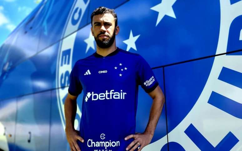 Aos 33 anos, zagueiro é o 18º reforço do time celeste para a temporada (Foto: Marco Ferraz/Cruzeiro)