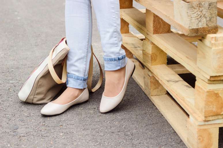 Sneakers make the look delicate 