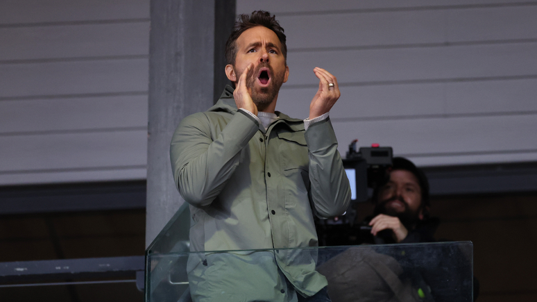 Ryan Reynolds em janeiro de 2023, no País de Gales, durante partida do Wrexham, time da 5ª divisão do campeonato inglês que comprou com o ator Rob McElhenney.