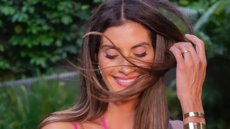 Isabella Fiorentino wears pink with a R$ 1,500 shirt