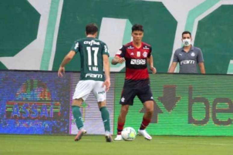 Richard Ríos enfrentando o Palmeiras quando jogava pelo Flamengo (Foto: Alexandre Vidal/Flamengo)