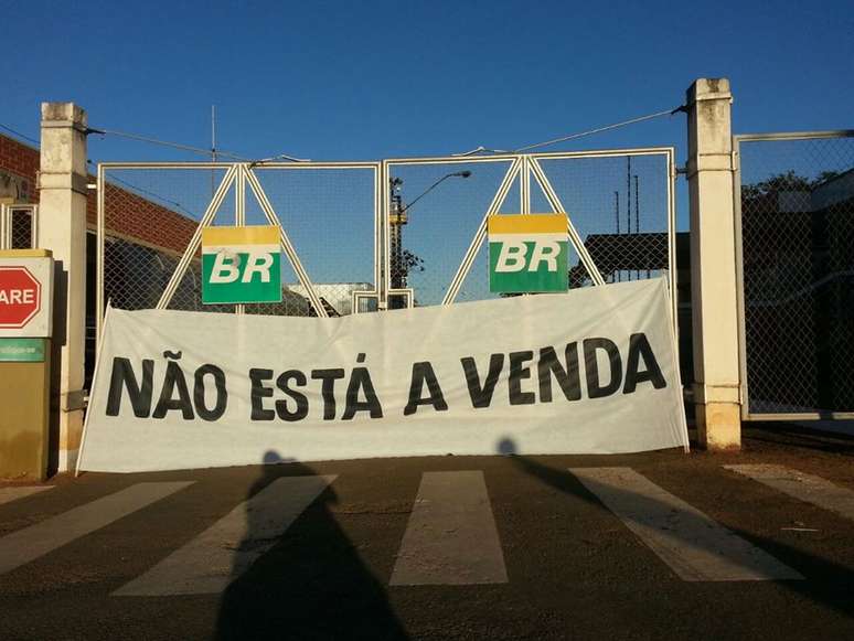 Petroleiros se manifestam contra a privatização da estatal
