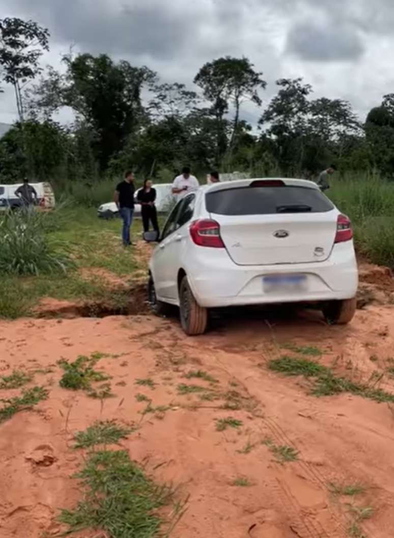 Jovem foi encontrado morto dentro de veículo 