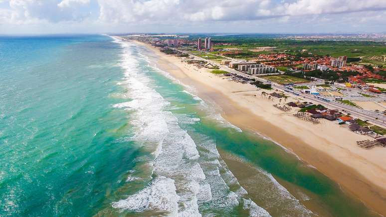 Praia do Futuro, em Fortaleza, é o cenário de uma polêmica envolvendo uma usina, o governo do Ceará e operadoras de banda larga.