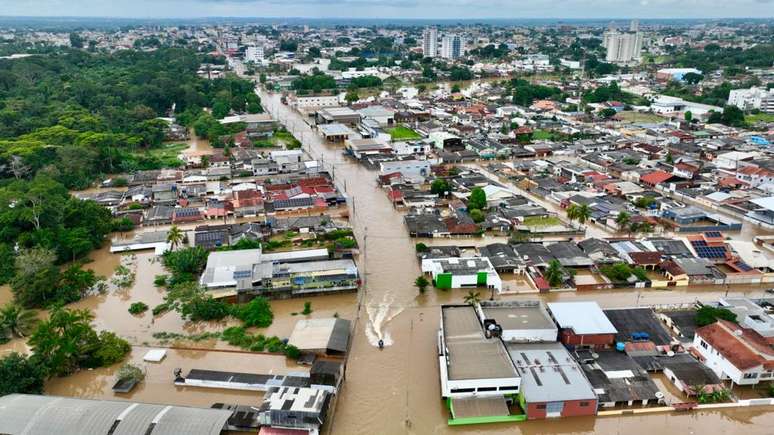 O Rio Acre registrava o nível das águas a 1,98 metro acima da cota de transbordamento às 9h desta sexta-feira. 