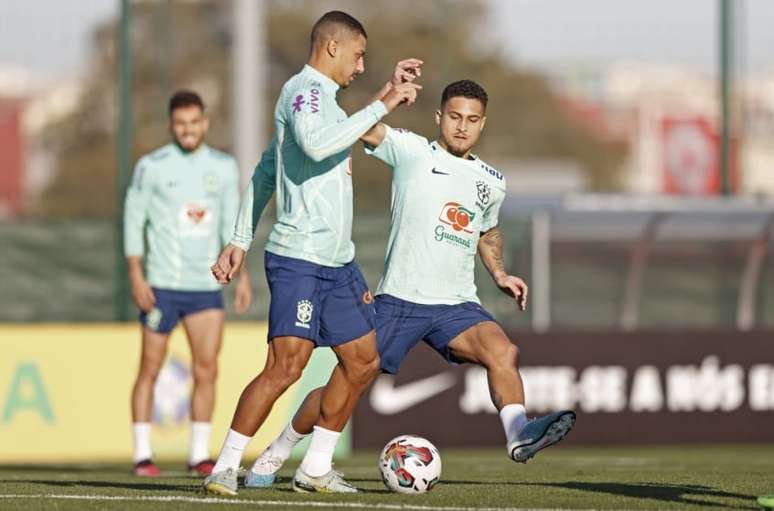 André e João Gomes em treino da Seleção Brasileira em Tânger (Foto: Rafael Ribeiro / CBF)