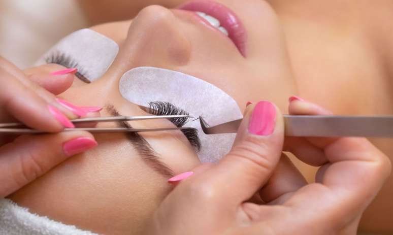 Does stretching eyelashes on canvas hurt?  know the risks