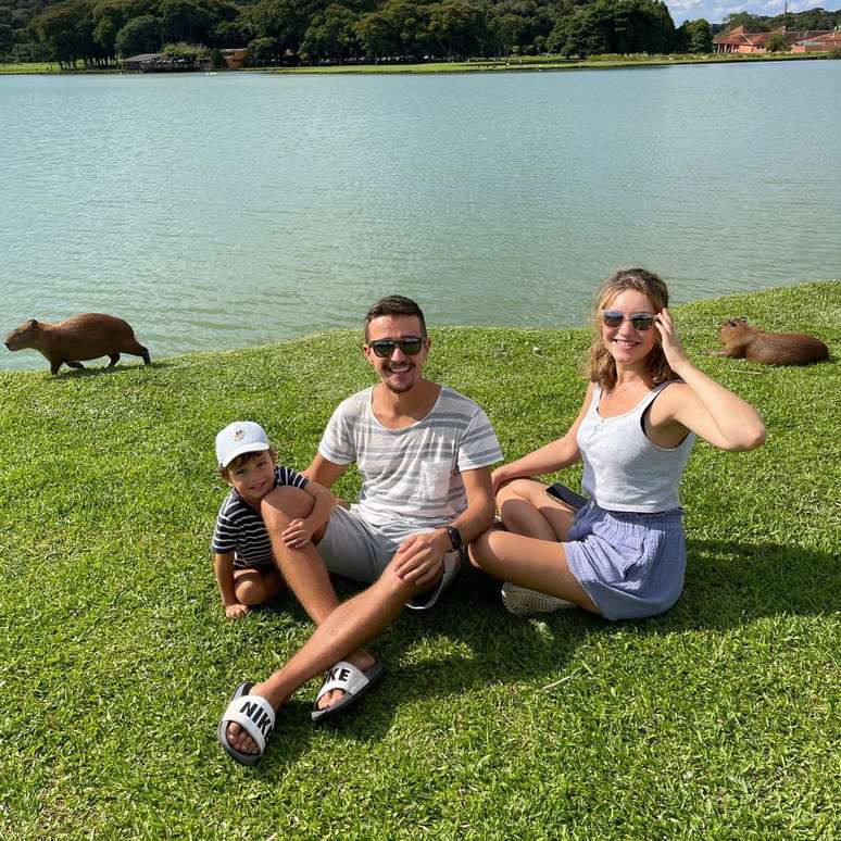 Anastasia e a fam&iacute;lia em Florian&oacute;polis antes do nascimento do segundo filho