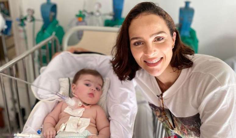 Esposa de Juliano Cazarré dá detalhes do estado de saúde da filha.