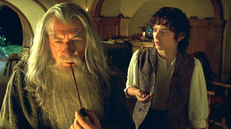 Ian McKellen como Gandalf e Elijah Wood como Frodo em O Senhor dos Anéis.