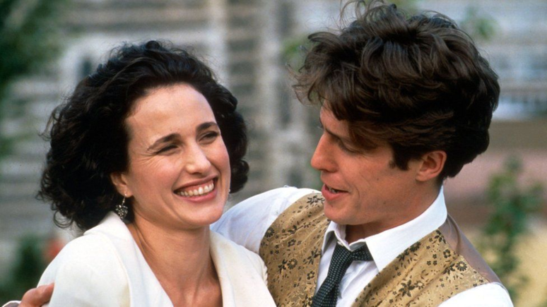 Andie MacDowell e Hugh Grant em cena de Quatro Casamentos e um Funeral.