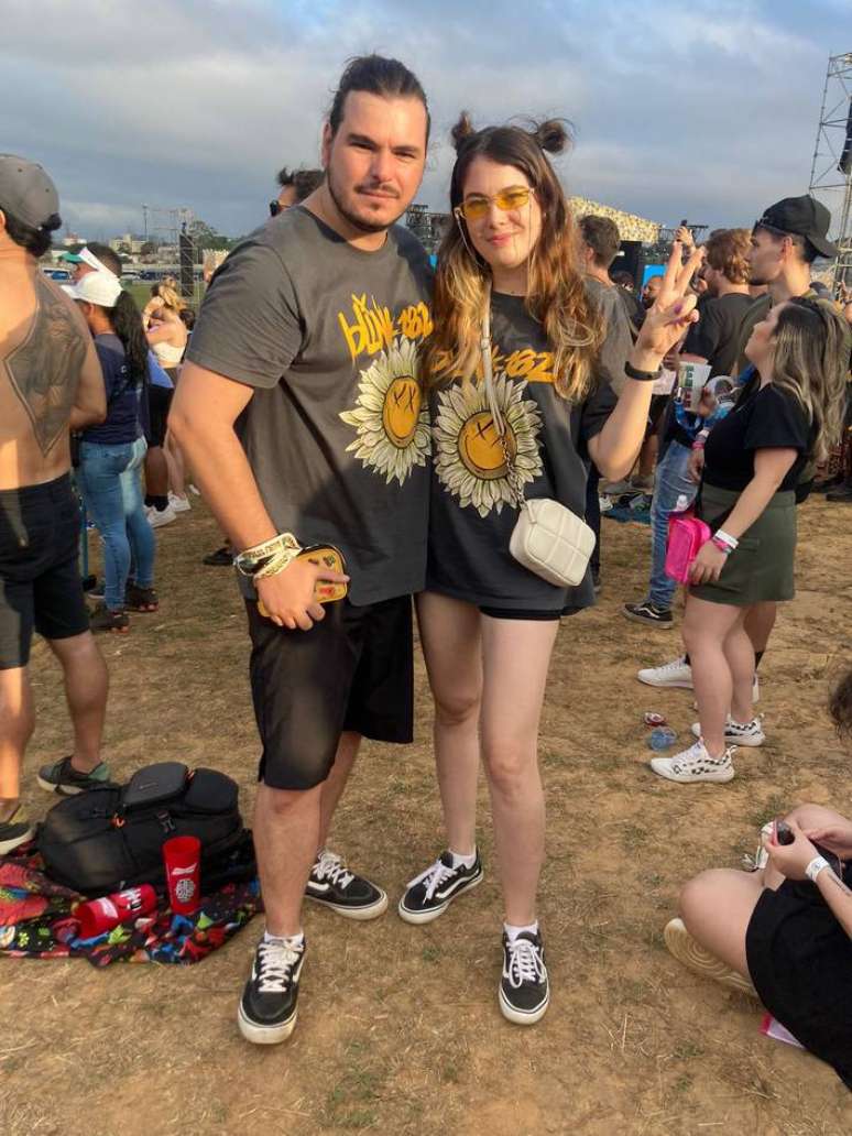 Andrea Feresin, 30, e Lucas Cunha, 33, produtores de conteúdo, usaram camisas do Blink-182, apesar de não poderem assistir ao show da band no Lollapalooza 2023.