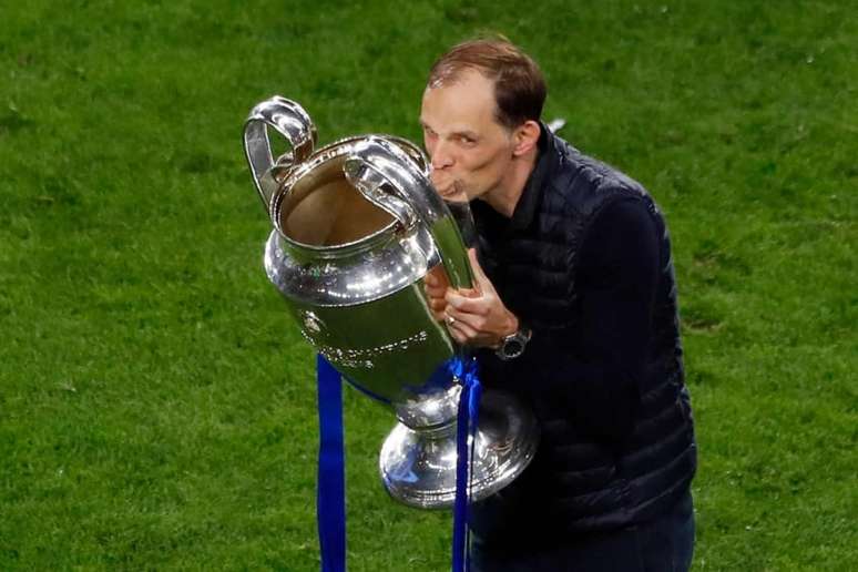 Thomas Tuchel com o troféu da Champions, conquistado pelo Chelsea em 2021 (Foto: SUSANA VERA / POOL / AFP)