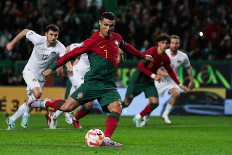 Cristiano Ronaldo, autor de dois gols na estreia contra Liechtenstein (CARLOS COSTA / AFP)