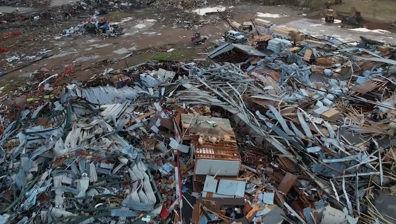 Tornado nos EUA deixa 23 mortos e 4 desaparecidos; vídeo mostra enorme destruição