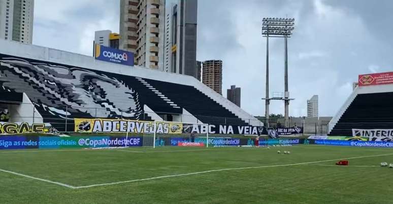Estádio do Frasqueirão recebeu ABC e Náutico (Foto: Reprodução/Twitter oficial do Náutico)