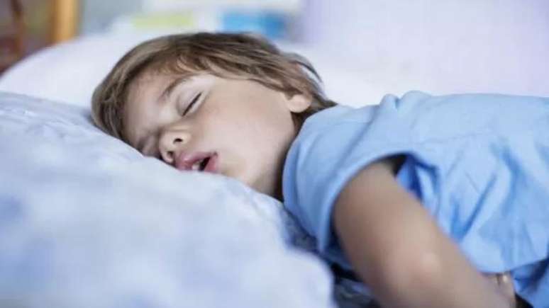 German scientists say that going to bed earlier in winter could help children sleep