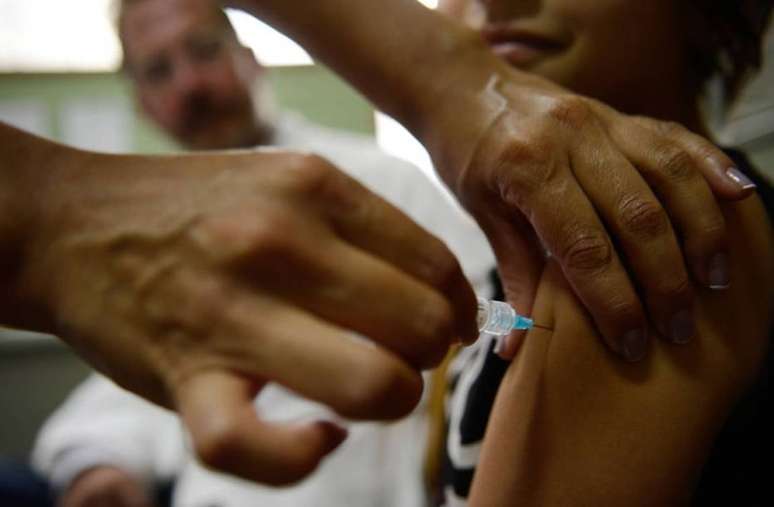 Alunas do Centro de Ensino Fundamental 25, em Ceilândia (DF), são vacinadas contra o HPV.