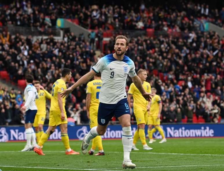 Kane abriu o placar para os ingleses (Foto: Glyn KIRK / AFP)