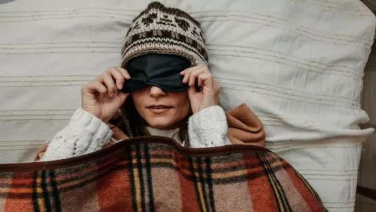 Experts recommend people avoid bright lights and cell phone screens before bed