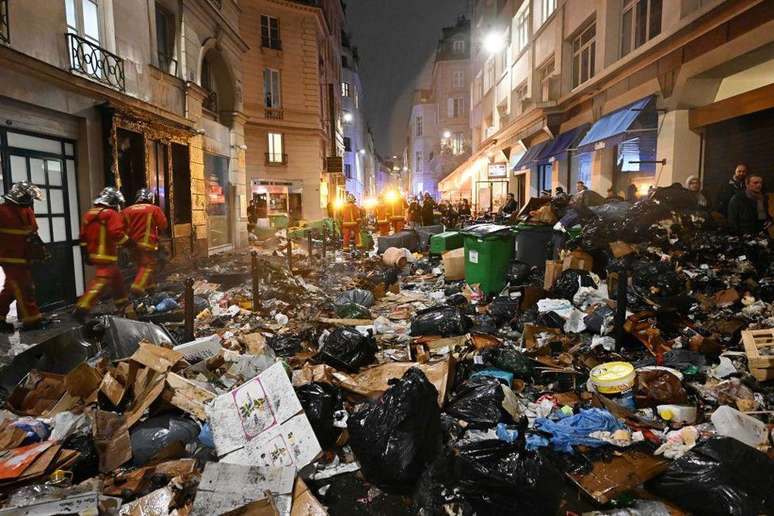 Acúmulo de lixo nas ruas da capital francesa vem ocorrendo desde que garis entraram em greve contra novas regras de aposentadoria