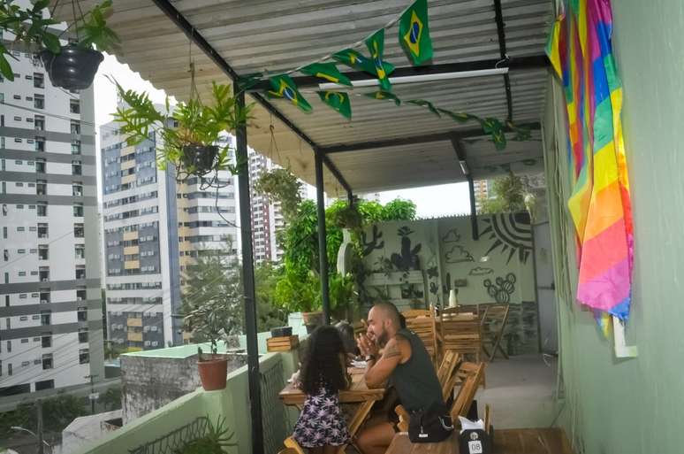 Casa da família passou por adaptações para se tornar o Bistrô do Alto, na periferia do Recife.
