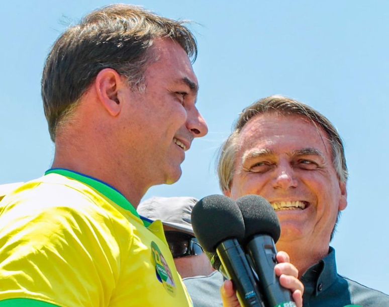 Flávio Bolsonaro não nega possibilidade de candidatura