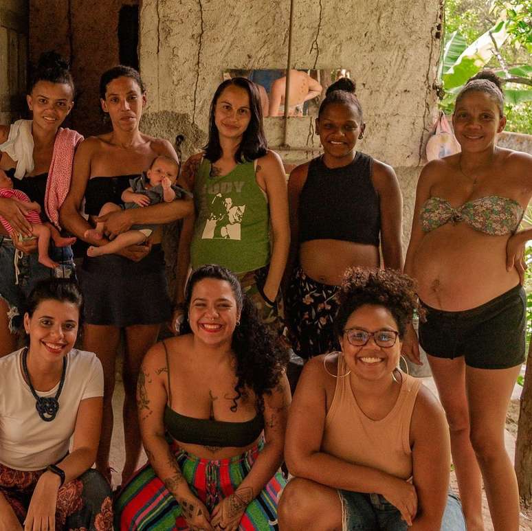 Laura Torres (no centro, agachada) criou o Espaço Gaia a partir do incentivo de moradora da favela de Itaoca, em São Gonçalo (RJ)