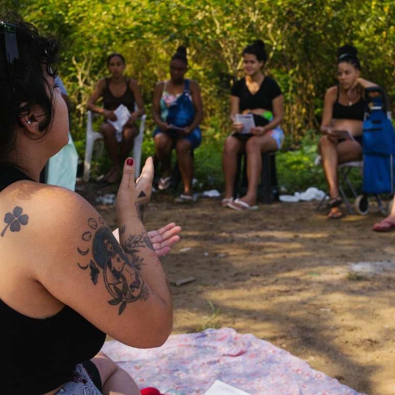 Nas rodas promovidas pelo Espaço Gaia, na favela de Itaoca, em São Gonçalo (RJ), mulheres são orientadas sobre gestação