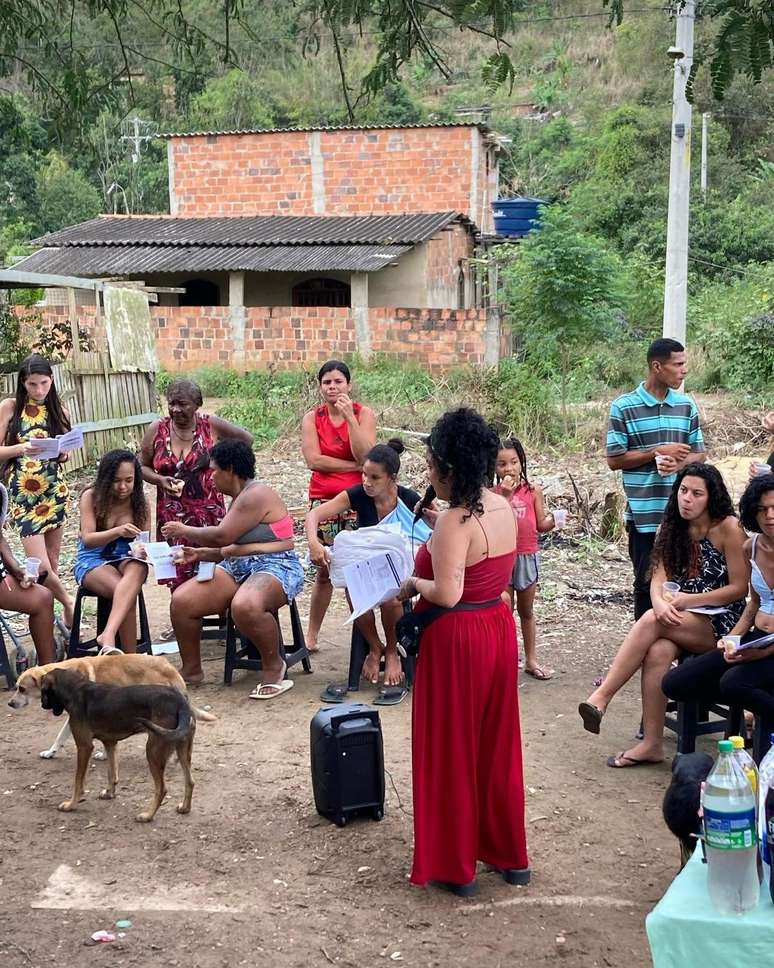 Em diálogo constante com da favela Itaoca, em São Gonçalo (RJ), mulheres são orientadas verbalmente e com cartilhas sobre direitos de gestação, entre outros