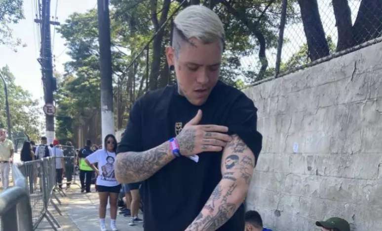 O tatuador Felipe França, de 27 anos, que tem tatuagens com citações de músicas do rapper e até o rosto do ídolo espalhadas pelo corpo