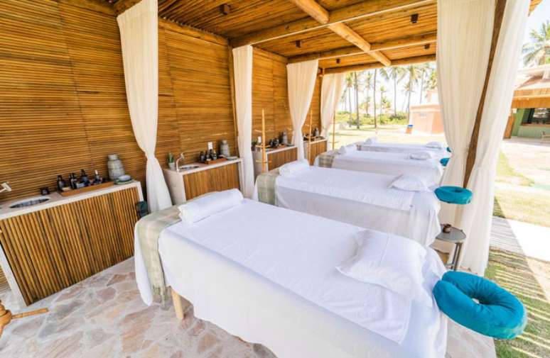 No Sau&iacute;pe Premium Brisa, as massagens s&atilde;o feitas em uma tenda na beira da piscina