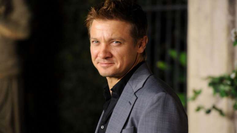 Após grave acidente na neve, Jeremy Renner surge andando em vídeo; assista