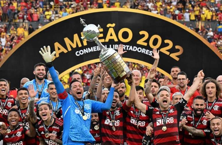 Os rubro-negros levantaram a taça na edição passada, em Guayaquil (Foto: LUIS ACOSTA / AFP)