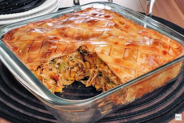 Easy to make chicken pie with shortcrust pastry