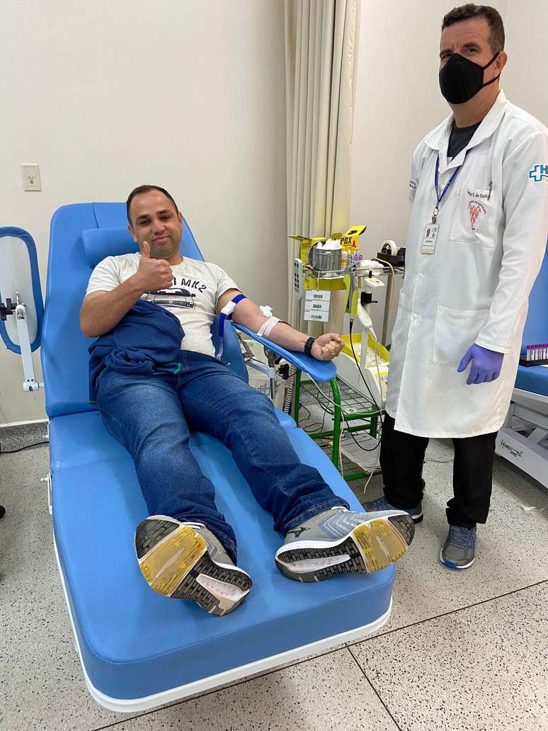 Rafael Pereira Nogueira (&agrave; esquerda) fez a doa&ccedil;&atilde;o do 'sangue raro'...