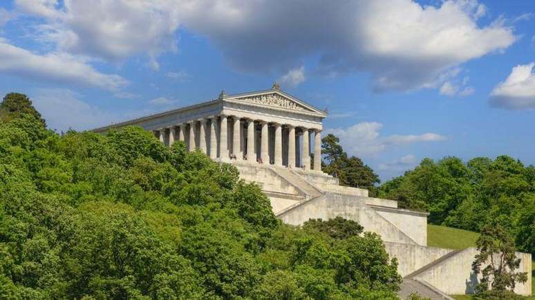 O príncipe Ludwig da Baviera mandou construir um templo no topo de uma colina que foi inspirado na lenda de Valhalla, o lugar para onde os vikings acreditavam que iriam depois de morrer em batalha.