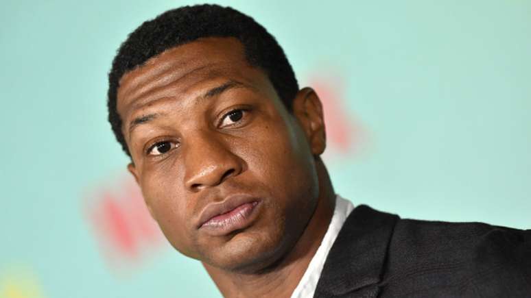 Passado de Jonathan Majors é revelado por ex-colegas: "Sociopata e abusador"