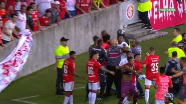 Fim de Inter x Caxias teve confusão no gramado do Beira-Rio (Foto: reprodução/Premiere)