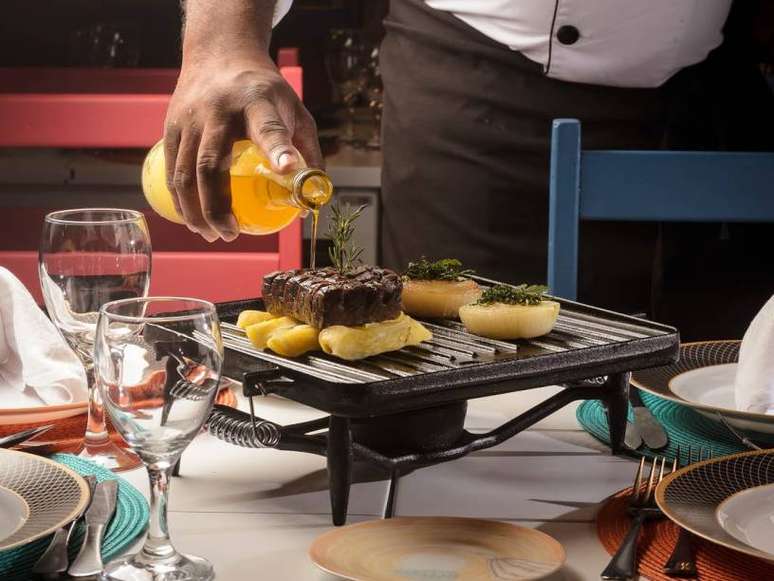 Carne de sol e mandioca na manteiga de garrafa do restaurante Ba&ecirc;a